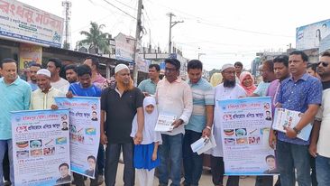 হিলি স্থলবন্দরে ডেঙ্গু প্রতিরোধে জনসচেতনতা মুলক লিফলেট বিতরণ করছেন মেয়র জামিল হোসেন চলন্ত