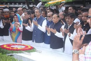 বঙ্গবন্ধুর সমাধিতে বরিশালের নবনির্বাচিত  সিটি মেয়রের শ্রদ্ধা নিবেদন