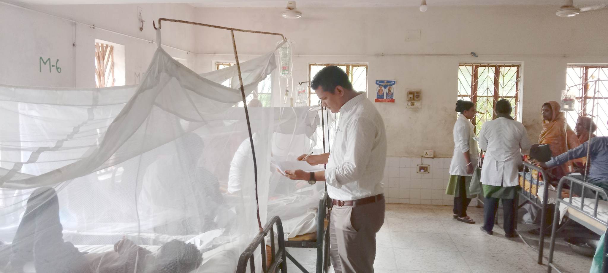 দুমকী উপজেলা স্বাস্থ্য কমপ্লেক্স ডেঙ্গু সেবা, পাশে রয়েছেন মানবিক ডাঃ জি.এম.এনামুল হক