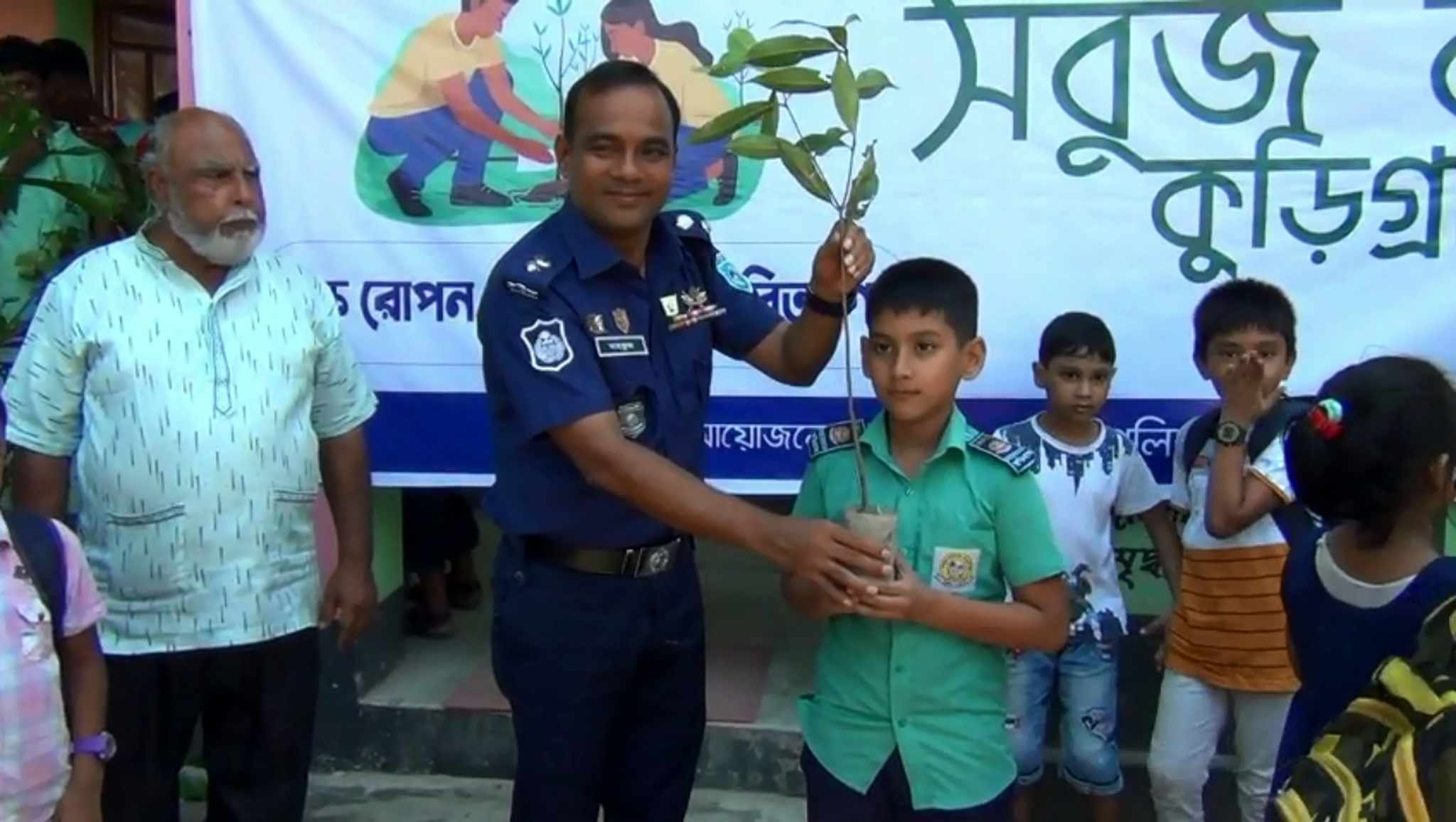 কুড়িগ্রামে ৫ শতাধিক শিক্ষার্থীর মাঝে গাছের চারা বিতরণ
