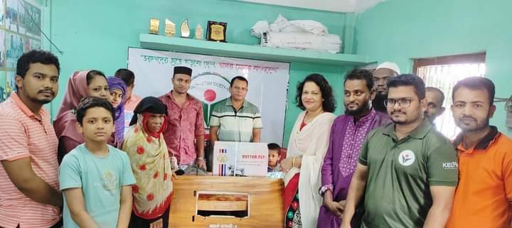 রিক্সা চালকের মাঝে ছাতা ও দরিদ্র নারীকে ইয়াসের সেলাই মেশিন বিতরন