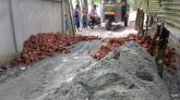 নলছিটিতে ভাংগাচোরা রাস্তার দূর্ভোগ লাঘবে সেচ্ছাসেবীদের সাথে এগিয়ে এলেন প্রবাসী মামুন মল্লিক