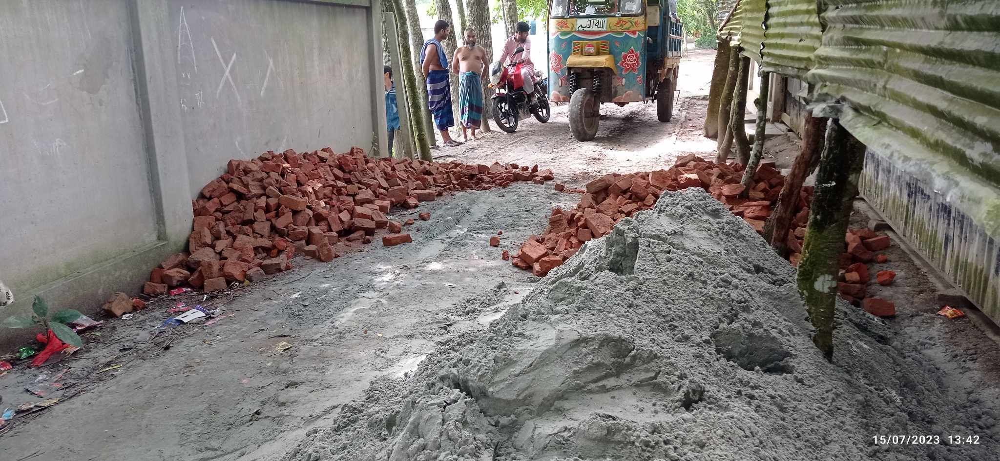 নলছিটিতে ভাংগাচোরা রাস্তার দূর্ভোগ লাঘবে সেচ্ছাসেবীদের সাথে এগিয়ে এলেন প্রবাসী মামুন মল্লিক