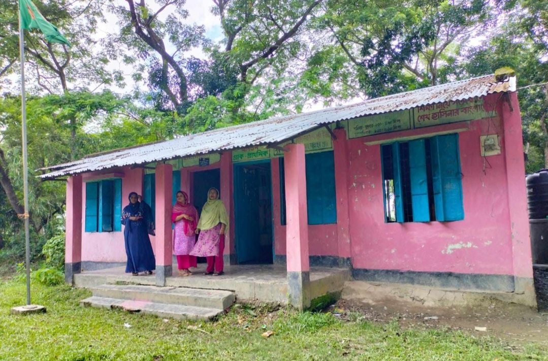 সরকারি প্রাথমিক বিদ্যালয়ে ছয় শিক্ষার্থী পড়িয়ে বেতন তুলছেন পাঁচ শিক্ষক!