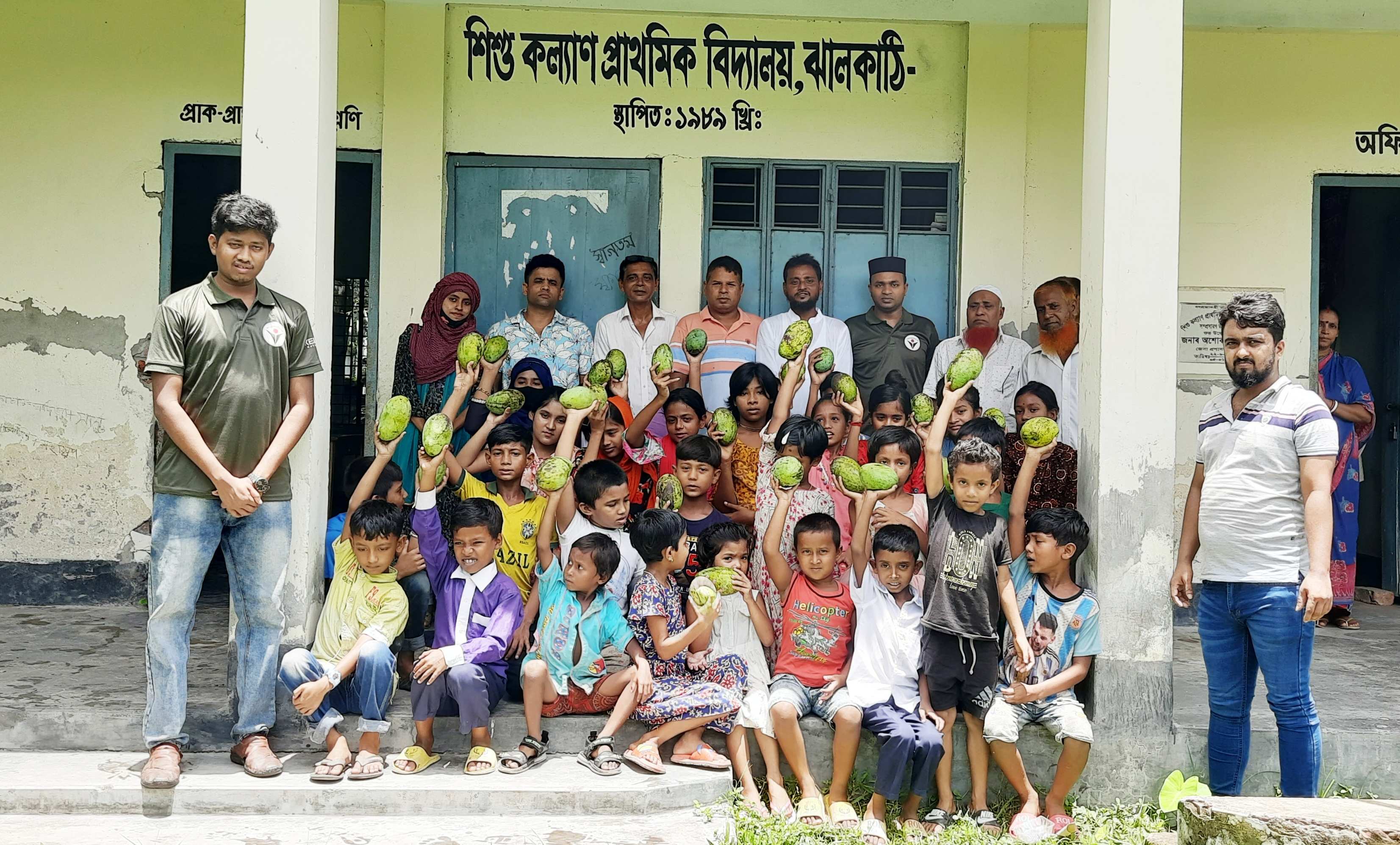 ঝালকাঠিতে শিক্ষার্থীদের নিয়ে আম উৎসব