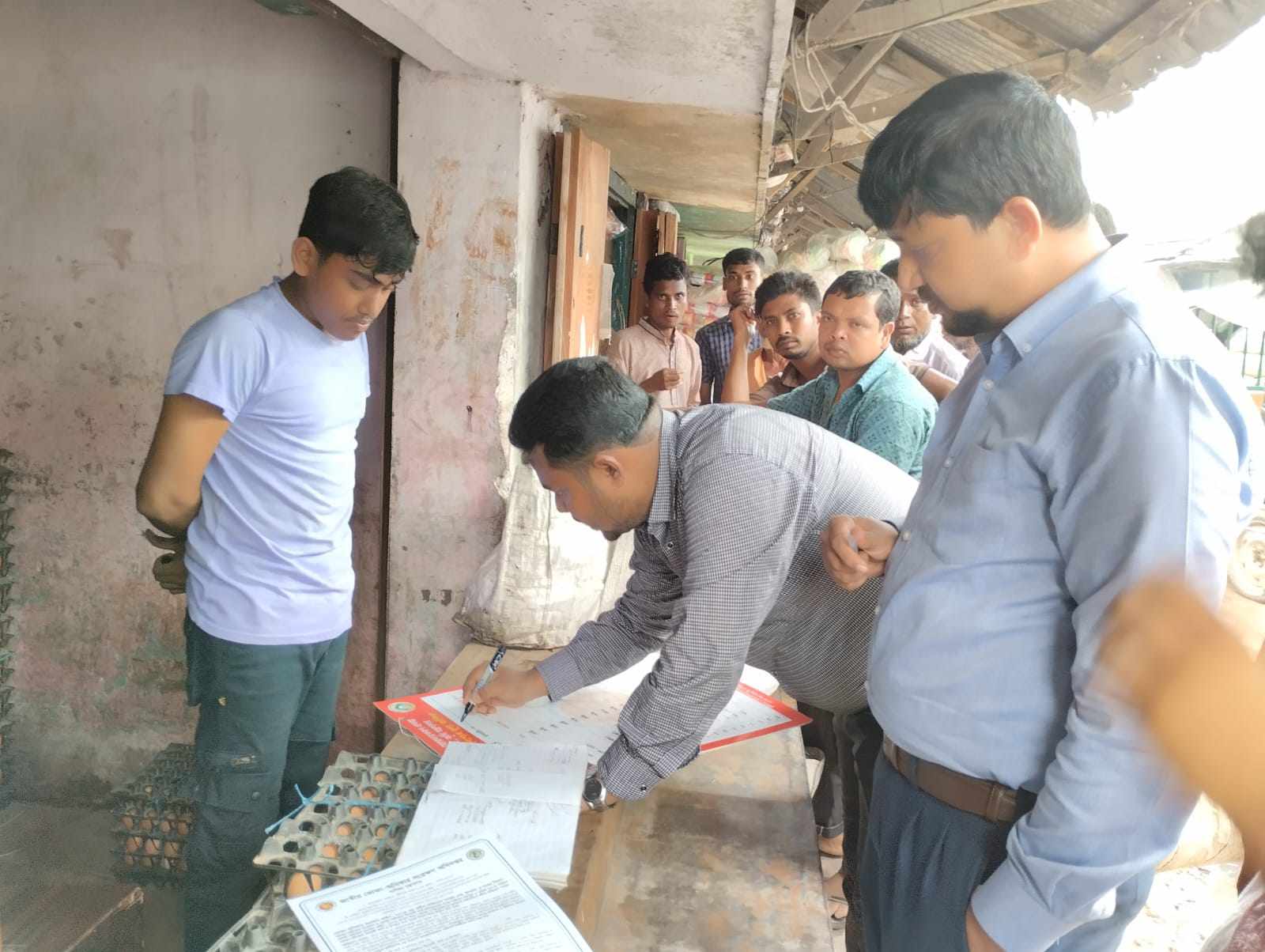 কুড়িগ্রামে ডিমের বাজারে ভোক্তা অধিকারের অভিযান, ৪ ব্যবসায়ীর জরিমানা।
