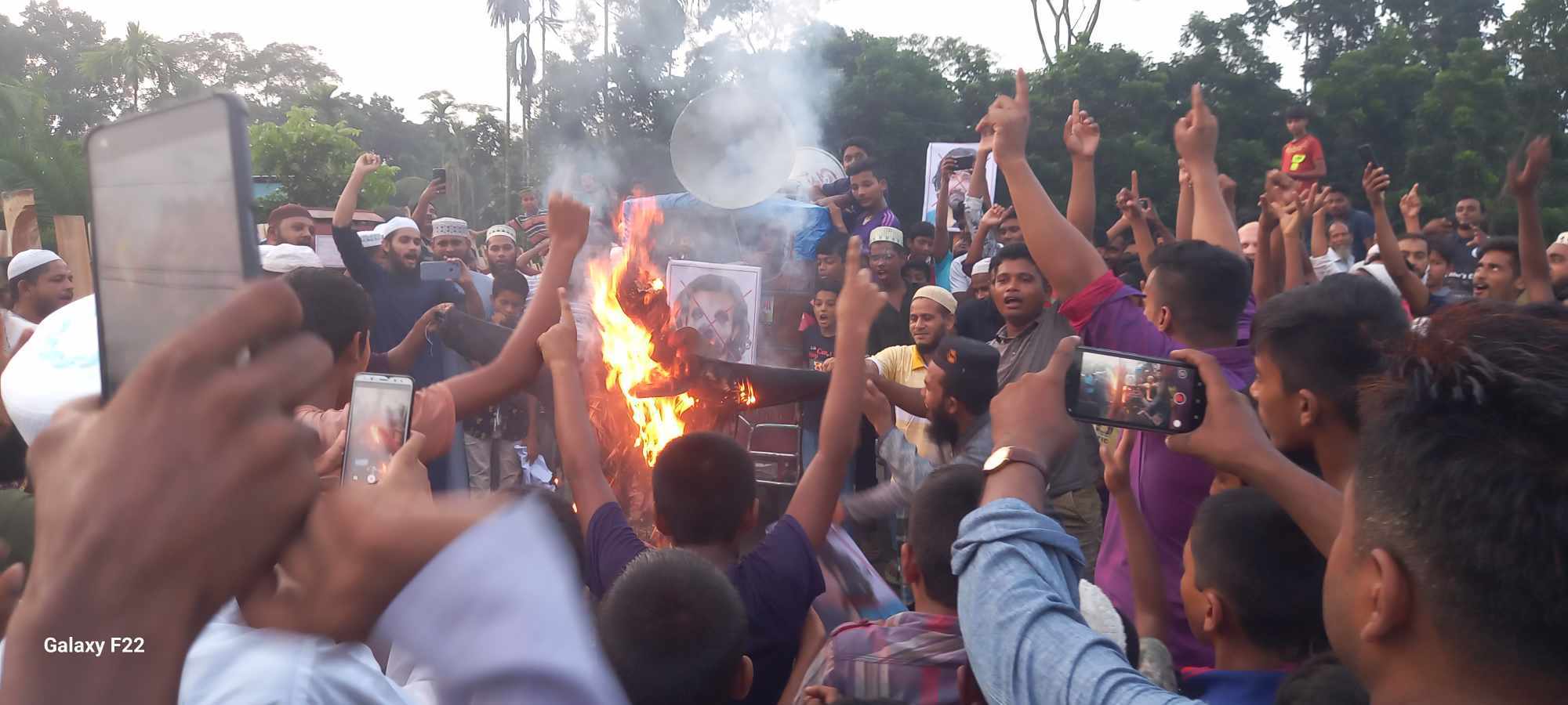 ঝালকাঠির নবগ্রামে হযরত মুহাম্মদ সা: অবমাননার প্রতিবাদে বিক্ষোভ মিছিল ও সমাবেশ