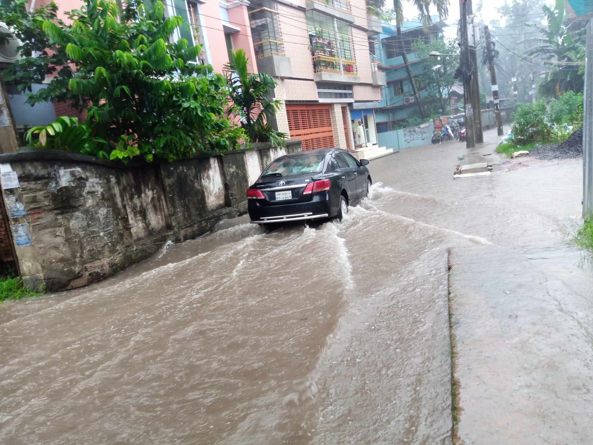 টানা বর্ষণে জলাবদ্ধতায় নাকাল বরিশাল নগরবাসী