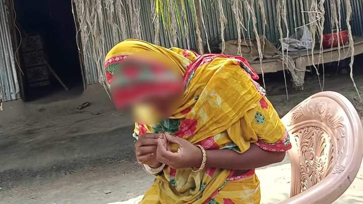 বদলগাছীতে ক্ষুদ্র নৃ-গোষ্ঠীর গৃহবধূকে মাথা ন্যাড়া করে ঘোল ঢেলে শুদ্ধ করার অভিযোগ।