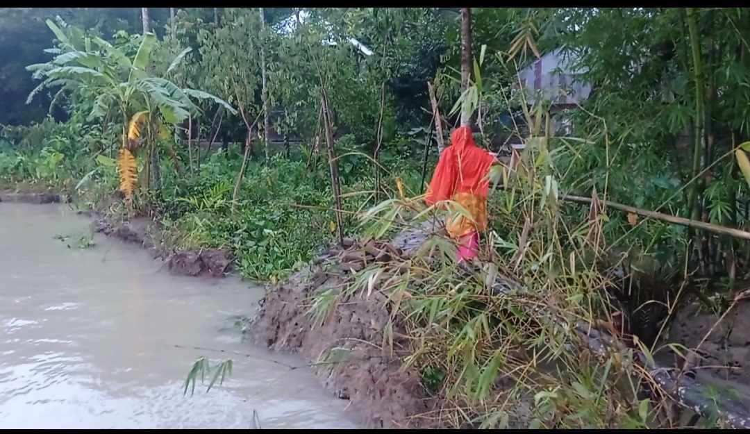 মায়ের কবরটার ও অস্তিত্ব নেই ঘড় থেকে নদীর দূরত্ব প্রায় ৫ হাত