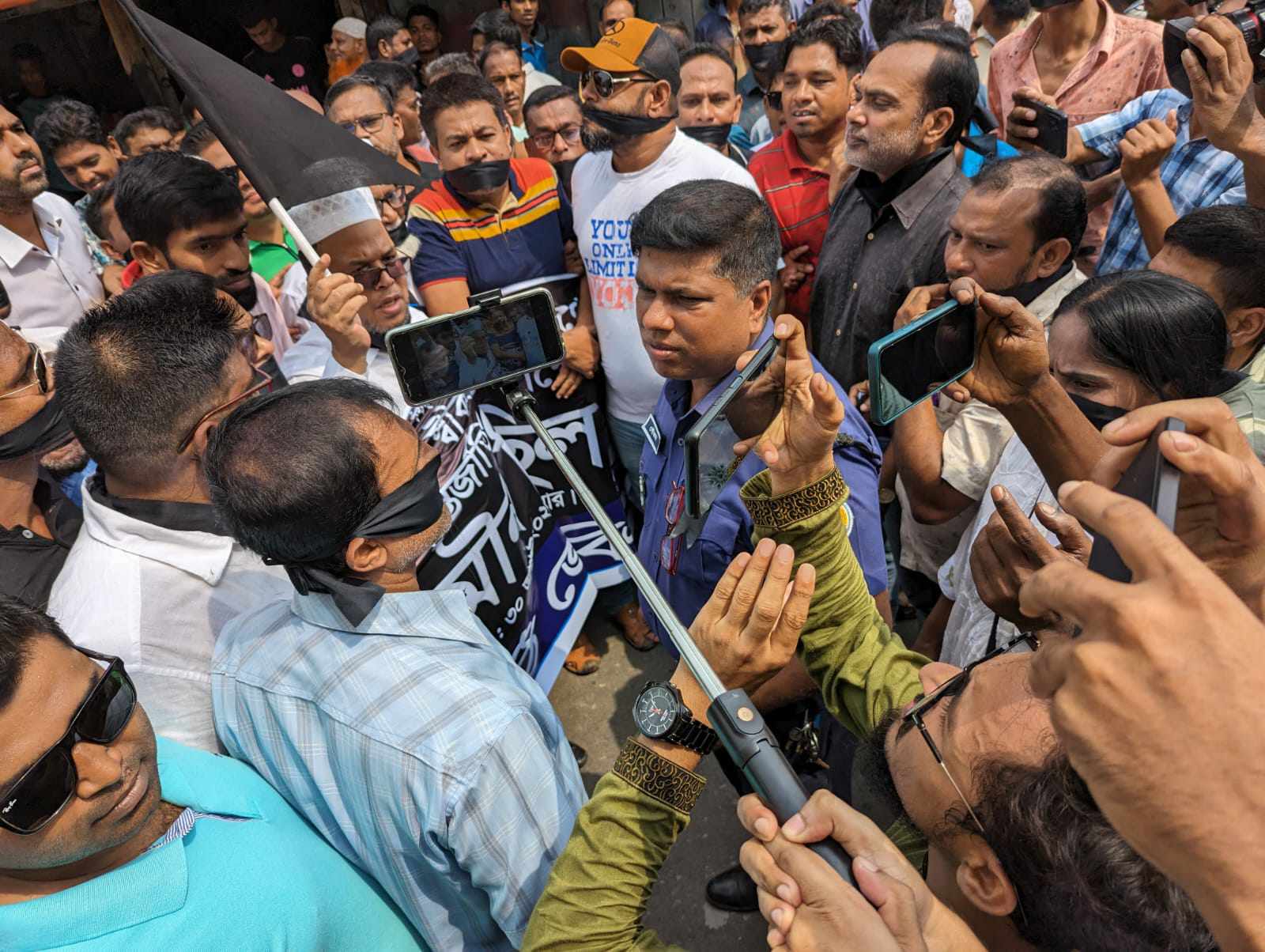 ঝালকাঠিতে বিএনপির উদ্যোগে আন্তর্জাতিক গুম প্রতিরোধ দিবস উপলক্ষে মৌন মিছিলে পুলিশের বাধা