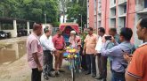 পুলিশ পরিদর্শকের উদ্দ্যোগে ব্যাটারী চালিত রিক্সা পেলেন ফুল মিয়া