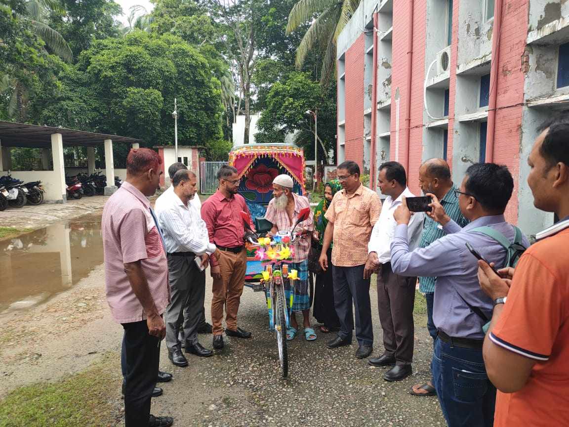 পুলিশ পরিদর্শকের উদ্দ্যোগে ব্যাটারী চালিত রিক্সা পেলেন ফুল মিয়া