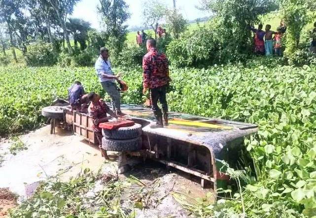 বদলগাঁছীতে যাত্রীবাহি বাস খাদে পরে ১২ জন আহত।