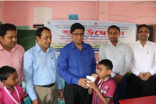 বরিশালে শিক্ষার্থীদের দুধ খাইয়ে স্কুল মিল্ক ফিডিং প্রকল্পের উদ্বোধন করলেন জেলা প্রশাসক