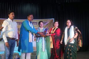 বরিশালের কামরুন নাহার আলোকিত নারী সন্মান  পেলেন ভারতে