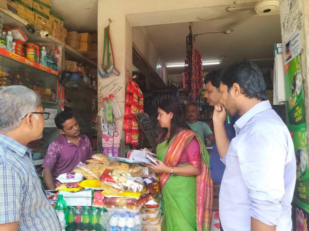 নলছিটিতে মেয়াদ উত্তীর্ণ পন্য পাওয়ায় এক ব্যবসায়ীকে জরুমানা