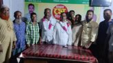 বদলগাছীতে ভ্যান শ্রমিকদের সাথে সমাজসেবি হারুনের মতবিনিময়।