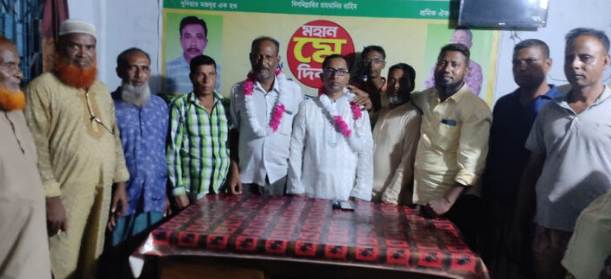 বদলগাছীতে ভ্যান শ্রমিকদের সাথে সমাজসেবি হারুনের মতবিনিময়।