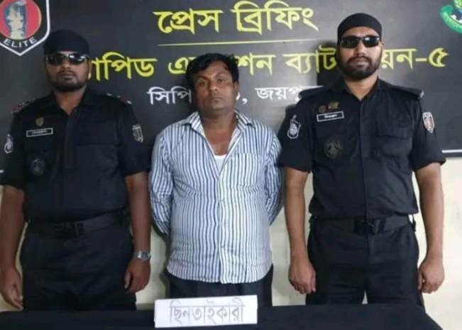অটো-বাইক ছিনতাইকালে ১ জনকে আটক করেছে র‌্যাব।