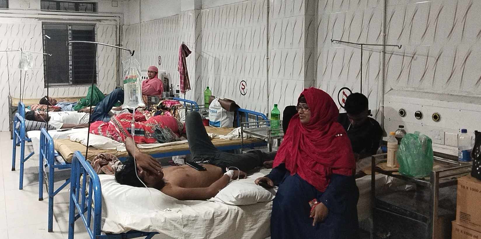মশারী ছাড়া হাসপাতালে ভর্তি ডেঙ্গু রুগী ঝালকাঠিতে ডেঙ্গু আল্টাসোনগ্রাম পরীক্ষা বন্ধ