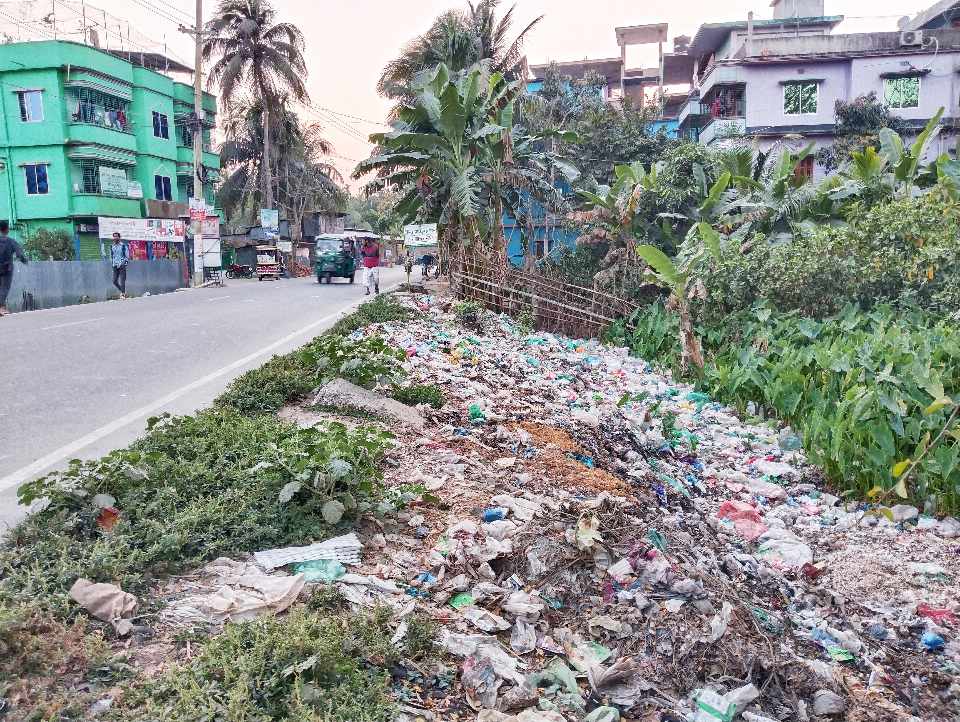 ঝালকাঠিতে ময়লা আবর্জনার দুর্গন্ধে অতিষ্ট এলাকাবাসী সৃষ্টি হচ্ছে ডেঙ্গু মশার আবাসস্থল