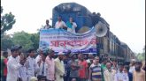 হিলি রেলস্টেশনের আধুনিকায়কসহ সকল ট্রেন থামানোর দাবিতে মানববন্ধন করেছেন বীর মুক্তিযোদ্ধাসহ স্থানীয়রা