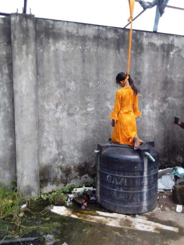 বরিশালে মার্কেটের ছাদে ওড়না প্যাঁচানো ছাত্রীর ঝুলন্ত মৃতদেহ উদ্ধার