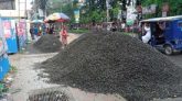 বরিশালে  ভবন নির্মাণ সামগ্রী রেখে ফুটপাত দখল