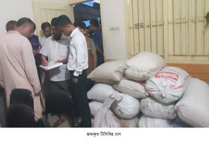 কুড়িগ্রামের রামখানায় ব্যবসায়ীর গোডাউন থেকে টিসিবির ৭৭৯ কেজি চাল উদ্ধার