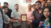 রেডিও চিলমারীকে বেগম রোকেয়া বিশ্ববিদ্যালয়ের গণযোগাযোগ ও সাংবাদিকতা বিভাগের শুভেচ্ছা স্মারক প্রদান