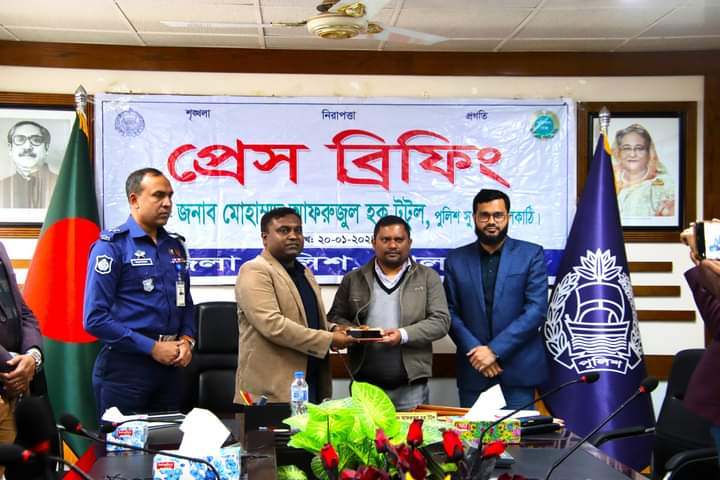 ঝালকাঠিতে ১১ টি মোবাইল উদ্ধার করে দিল পুলিশ