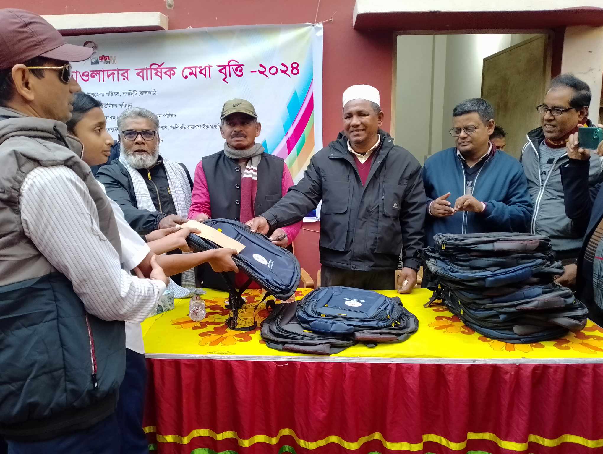 ঝালকাঠির নলছিটিতে শিক্ষার্থীদের মাঝে মেধা বৃত্তি ও স্কুল ব্যাগ বিতরন