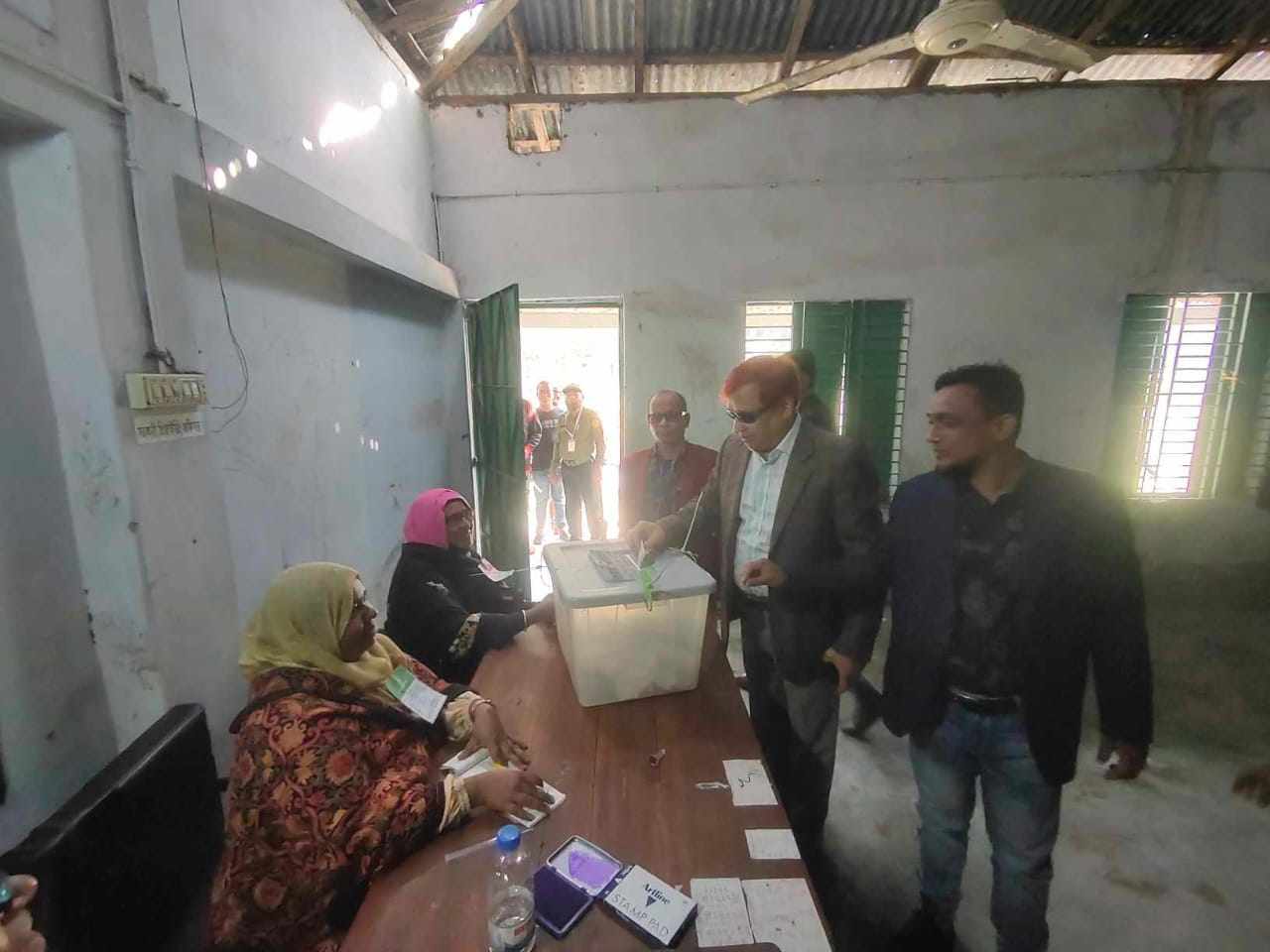 নিজ এলাকায় এসে ভোট প্রদান করলেন সিআইপি নিজার উদ্দিন