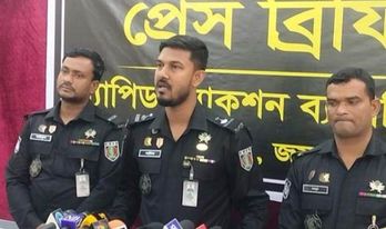 নওগাঁর বদলগাছীতে প্রাইভেটকার হতে ৭২ কেজি গাঁজা উদ্ধার, ১জন গ্রেফতার