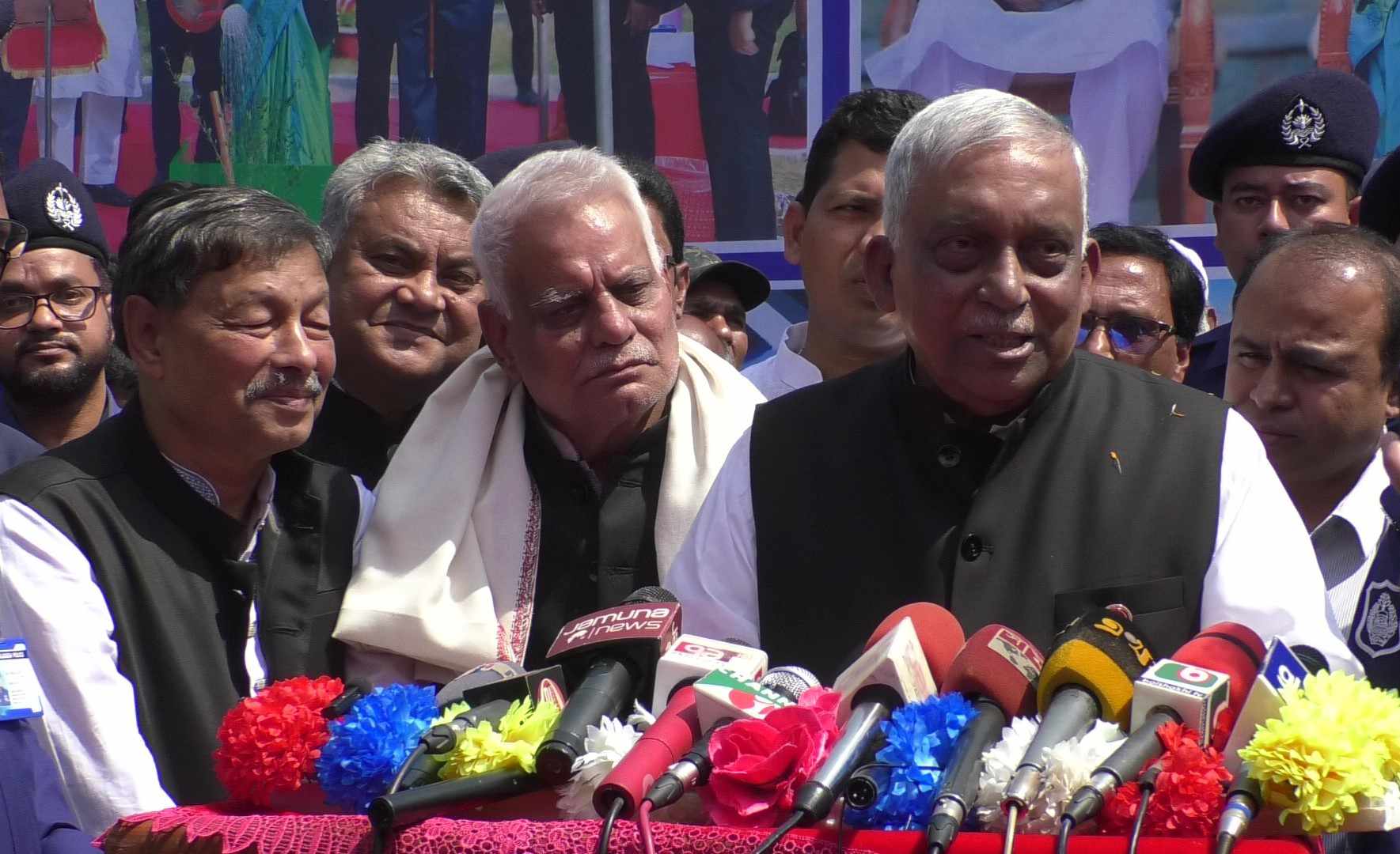 বাউ চিকেন’ মুরগী সাড়া ফেলেছে নওগাঁর বিভিন্ন এলাকায়।
