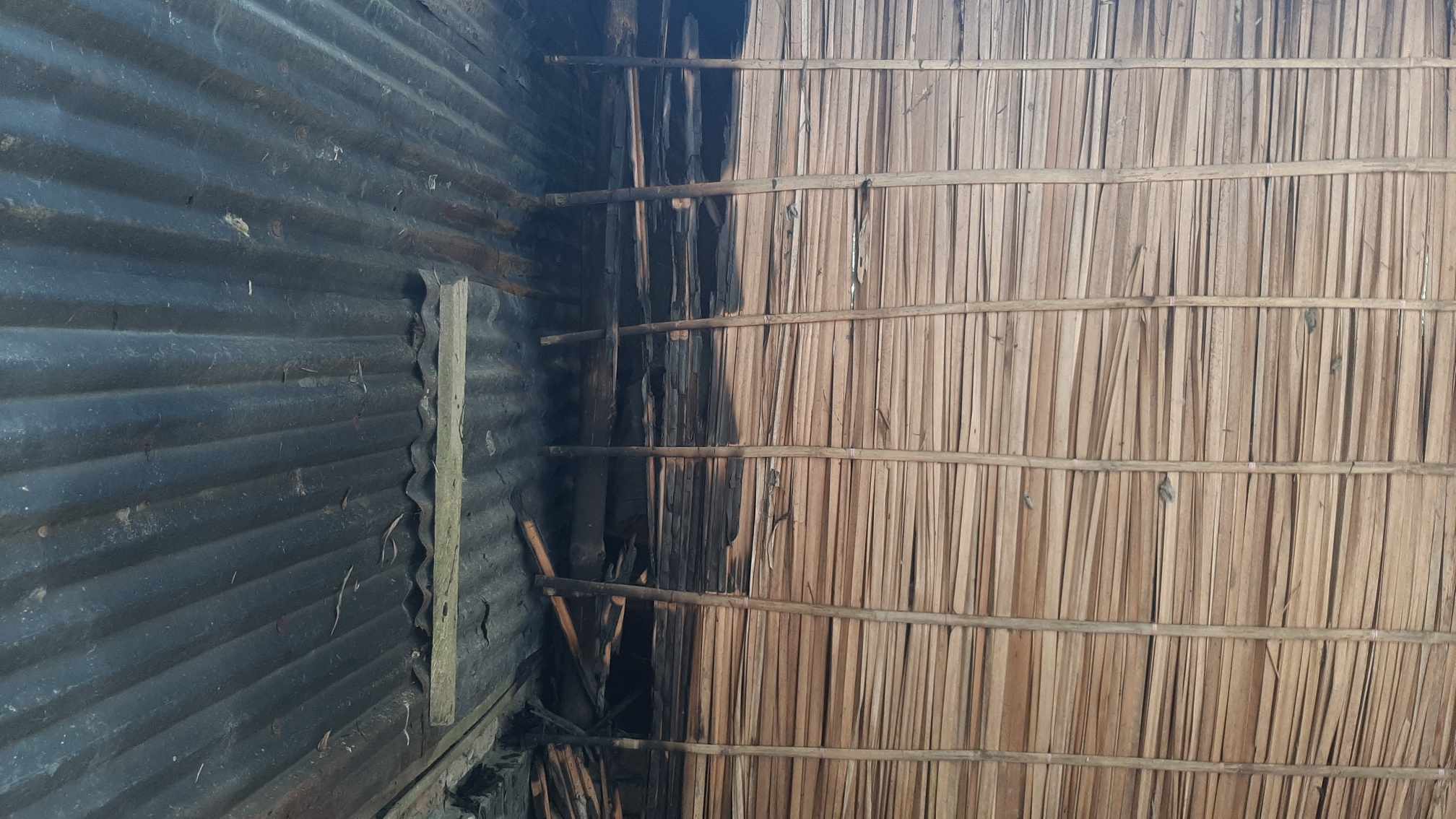 দপদপিয়ায় রাজমিস্ত্রির ঘরে আগুন অল্পের জন্য রক্ষা