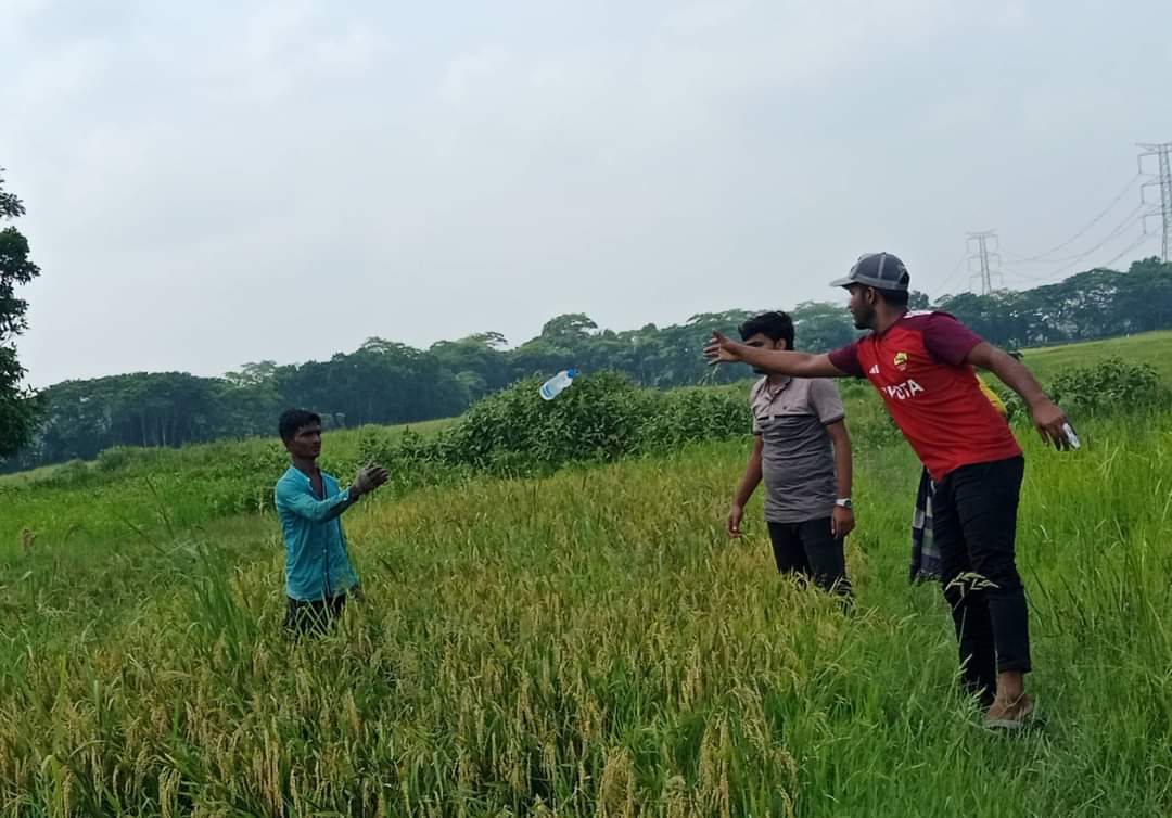 রক্তের বাঁধন একটি সেচ্ছাসেবী সংগঠন এর পক্ষ থেকে তীব্র তাপমাত্রায় কৃষক শ্রমজীবী মানুষের মাঝে ঠান্ডা পানি ও টেস্টি সেলাইন বিতরন