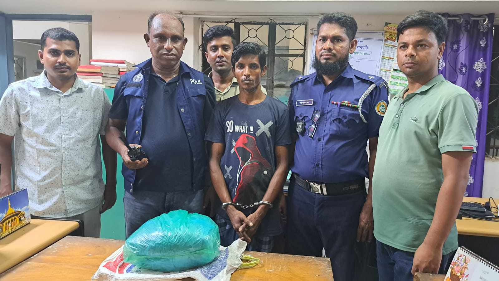 নলছিটিতে এক কেজি গাঁজাসহ যুবক আটক