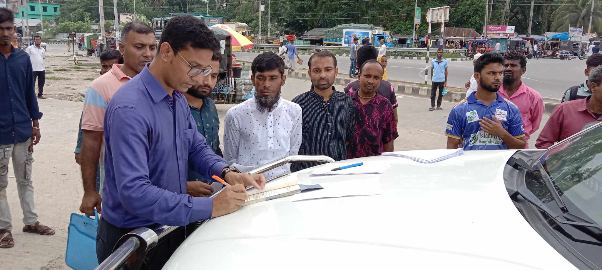 মোটরসাইকেল শো-ডাউন ও মিছিল দেয়ায়- দুমকিতে চেয়ারম্যান প্রার্থীর চার কর্মী সমর্থকের জরিমানা