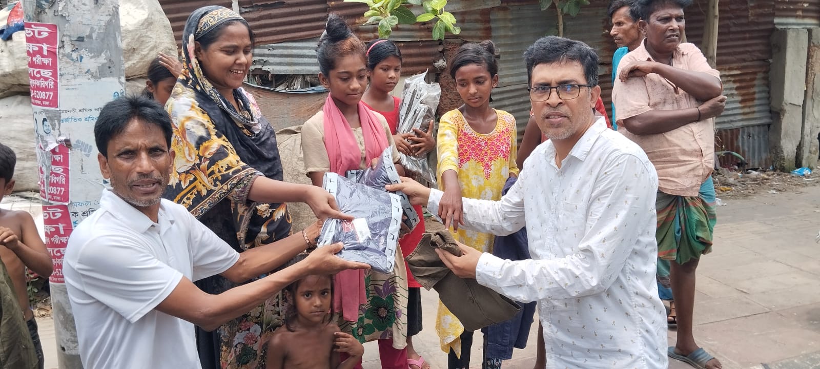 রাজধানীর আগারগাঁওয়ে তৃণমূল শিশুদের মাঝে ঈদ বস্ত্র বিতরণ