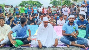 বরিশাল বিশ্ববিদ্যালয়ের শিক্ষার্থীদের  কাফনের কাপড় পরে কোটা বাতিলের দাবিতে সড়ক অবরোধ