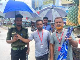 মধুপুরের ট্রাফিক সিস্টেম নিয়ন্ত্রণে স্বেচ্ছাসেবী ছাত্র ছাত্রীদের মাঝে ছাতা বিতরণ