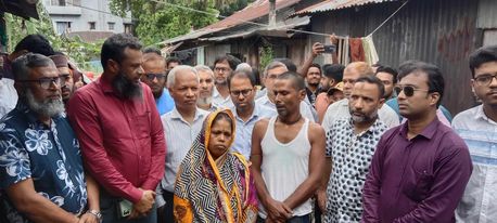 শহীদ  হৃদয় তারুয়ার বাড়িতে পবিপ্রবি  শিক্ষক-শিক্ষার্থীরা।