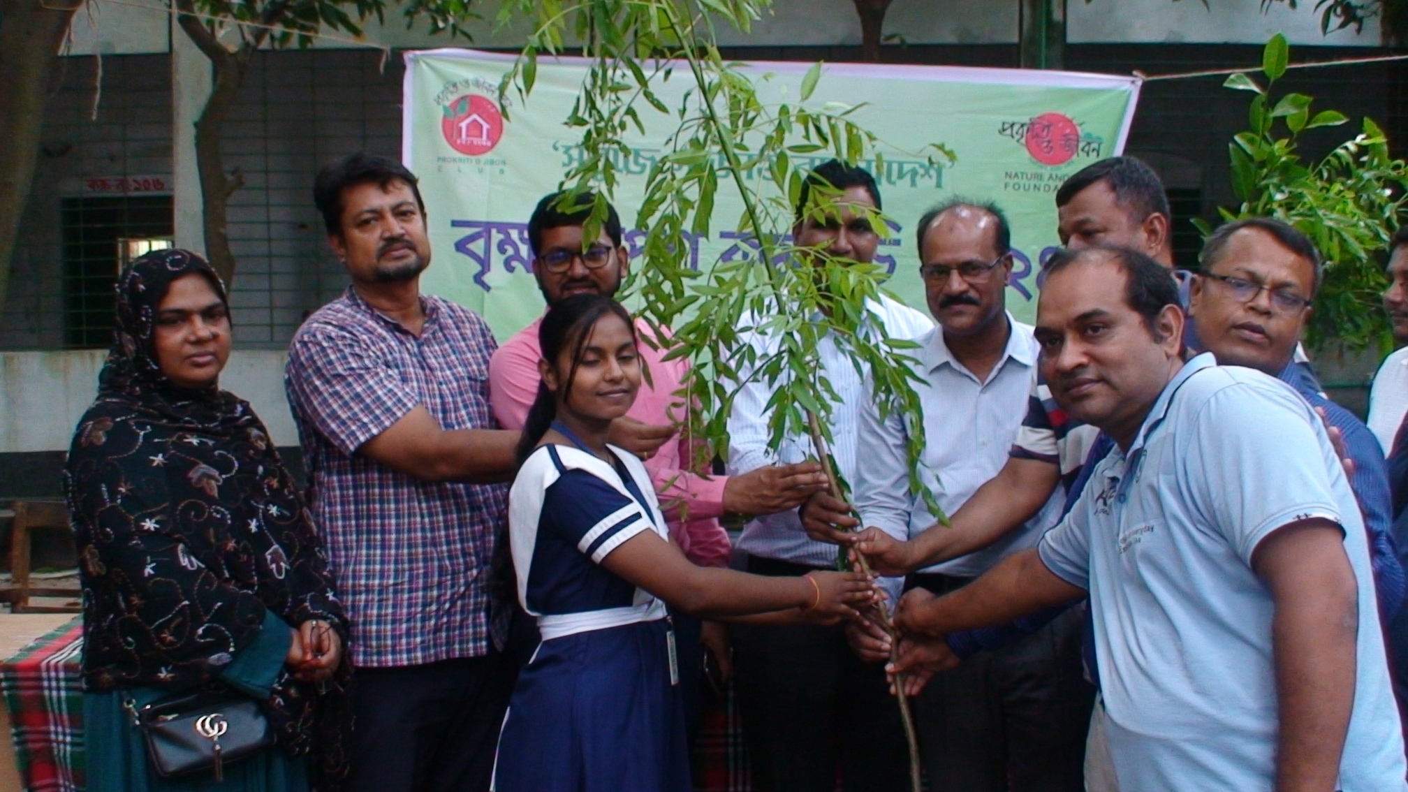 গাইবান্ধা প্রকৃতি ও জীবন ক্লাবের উদ্যোগে শিক্ষার্থীদের মাঝে গাছের চারা বিতরণ