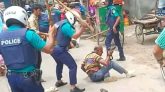 বরিশালে শিক্ষার্থীদের লাঠিচার্জের ছবি তোলায় সাংবাদিকদের পেটাল পুলিশ