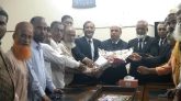 ঝালকাঠি জেলা কৃষকদলের পক্ষ থেকে আইনজীবি সমিতির সভাপতি শাহাদাৎ হোসেনকে ফুলেল শুভেচ্ছা