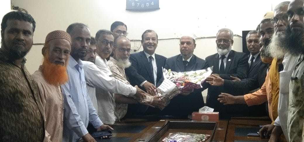 ঝালকাঠি জেলা কৃষকদলের পক্ষ থেকে আইনজীবি সমিতির সভাপতি শাহাদাৎ হোসেনকে ফুলেল শুভেচ্ছা