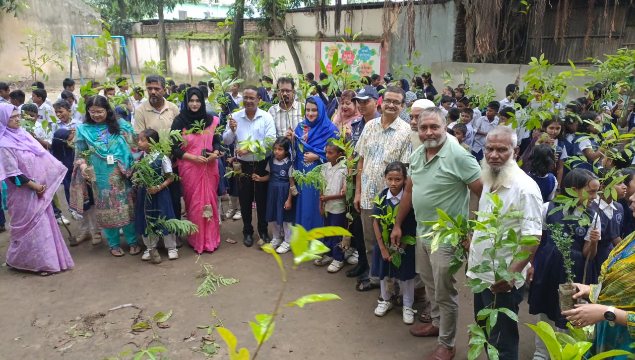 ‘সবুজে সাজাই বাংলাদেশ’ শ্লোগানে প্রকৃতি ও জীবন ক্লাবের উদ্যোগে দিনাজপুরে শুরু হয়েছে পক্ষকালব্যাপি বৃক্ষরোপণ এবং চারা বিতরণ