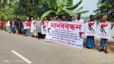 মিথ্যা মামলা প্রত্যাহার ও অবৈধভাবে দখলকৃত নদী উন্মক্ত করার দাবিতে মানববন্ধন